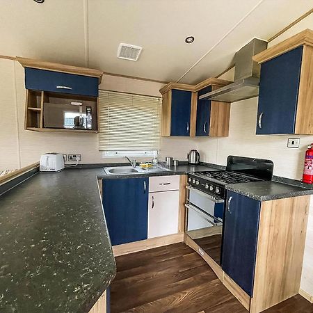 Lovely 6 Berth Caravan With Decking And Wifi In Kent, Ref 47017C Hotel Whitstable Exterior photo