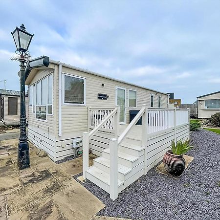 Lovely 6 Berth Caravan With Decking And Wifi In Kent, Ref 47017C Hotel Whitstable Exterior photo