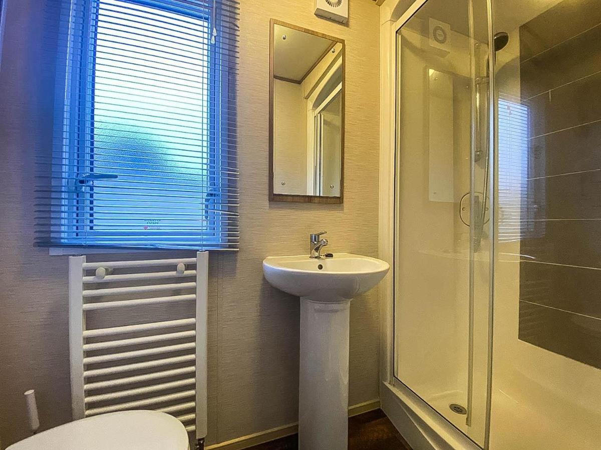 Lovely 6 Berth Caravan With Decking And Wifi In Kent, Ref 47017C Hotel Whitstable Exterior photo