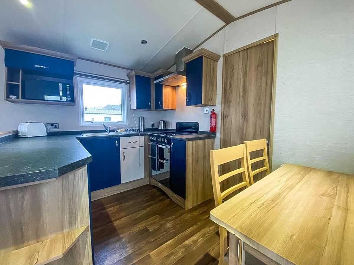 Lovely 6 Berth Caravan With Decking And Wifi In Kent, Ref 47017C Hotel Whitstable Exterior photo