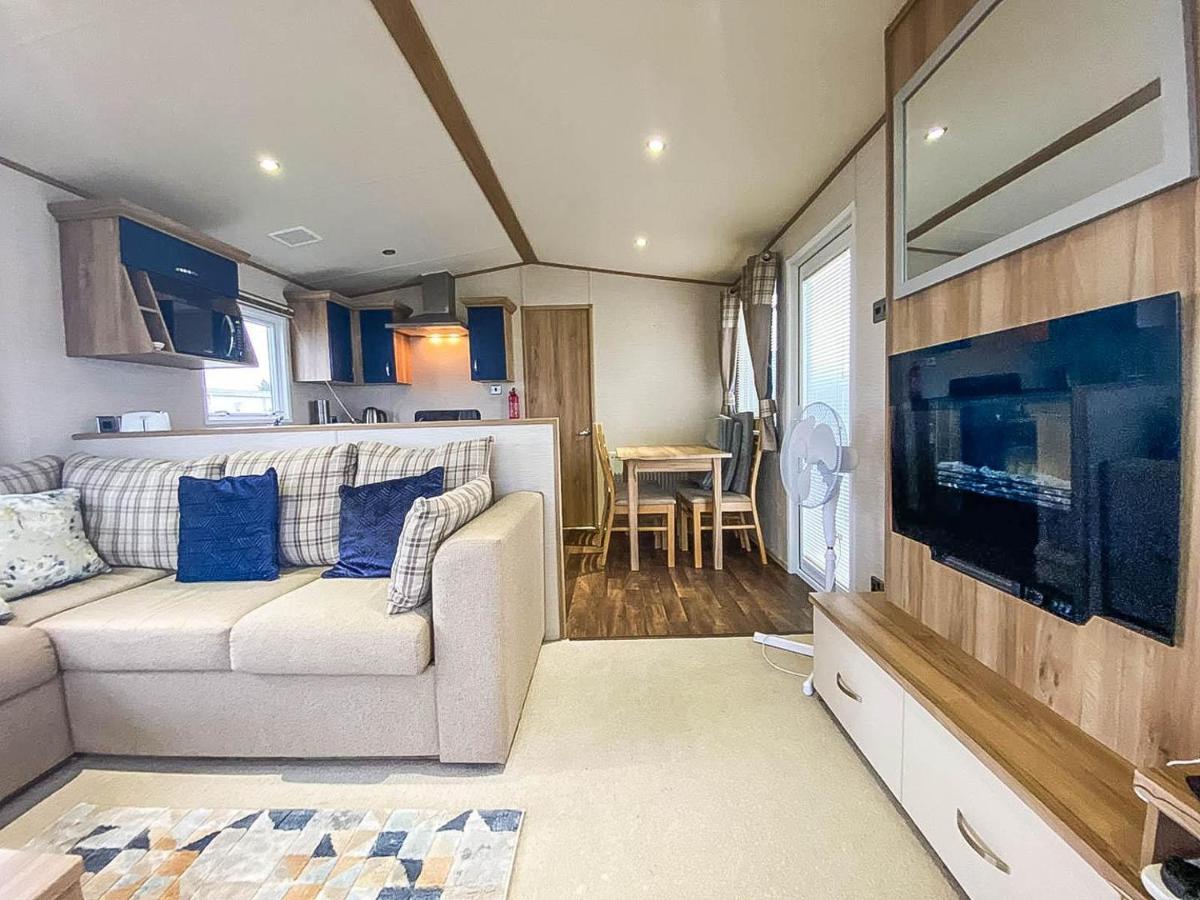 Lovely 6 Berth Caravan With Decking And Wifi In Kent, Ref 47017C Hotel Whitstable Exterior photo