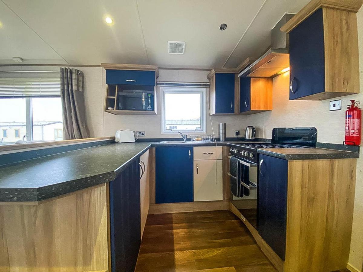 Lovely 6 Berth Caravan With Decking And Wifi In Kent, Ref 47017C Hotel Whitstable Exterior photo