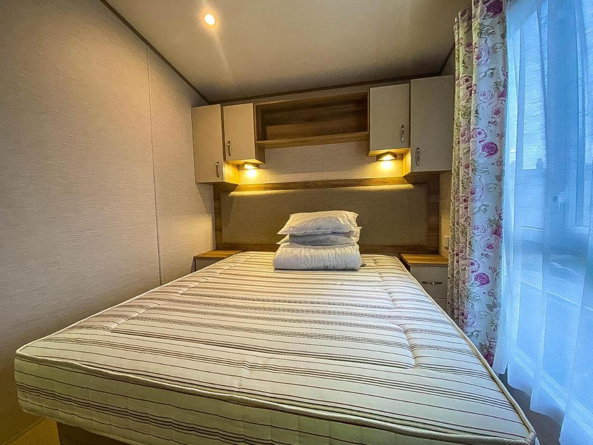 Lovely 6 Berth Caravan With Decking And Wifi In Kent, Ref 47017C Hotel Whitstable Exterior photo