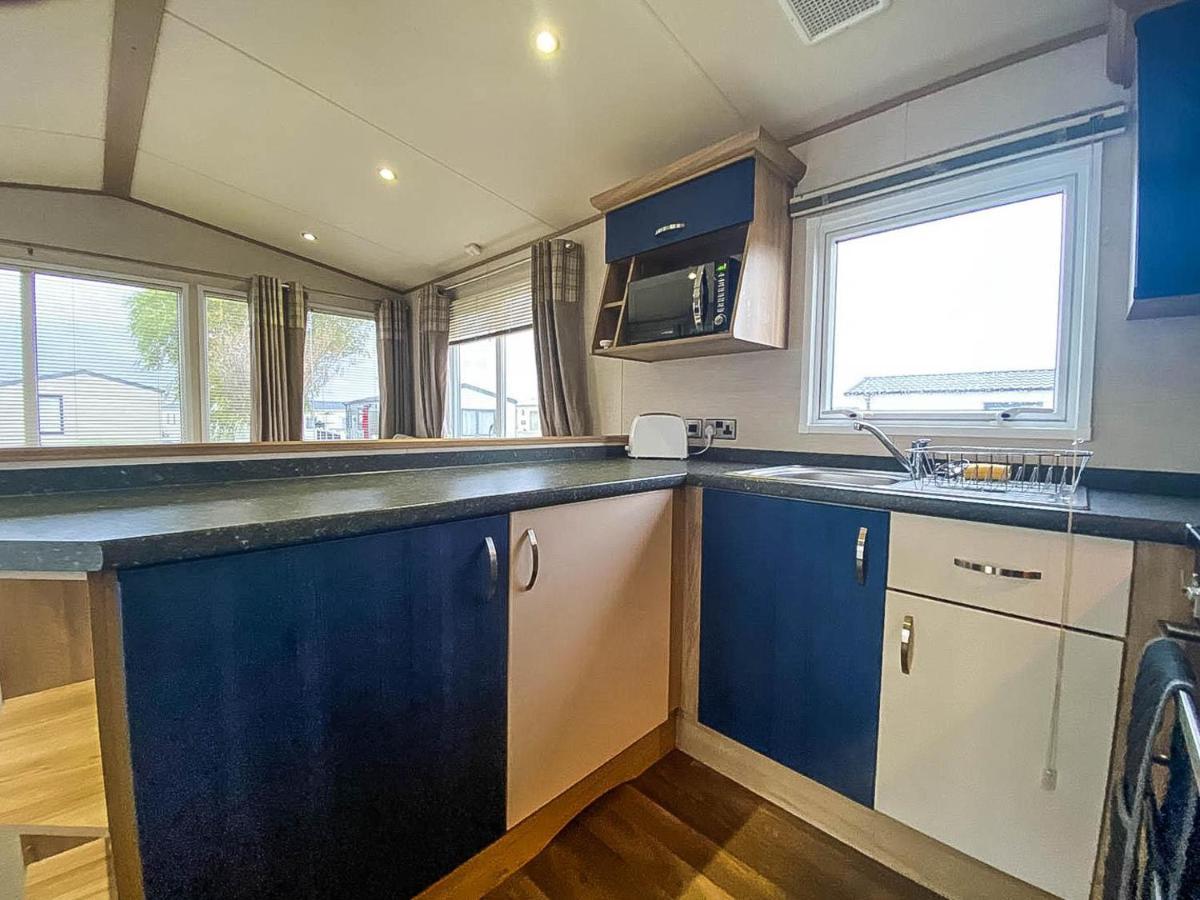 Lovely 6 Berth Caravan With Decking And Wifi In Kent, Ref 47017C Hotel Whitstable Exterior photo