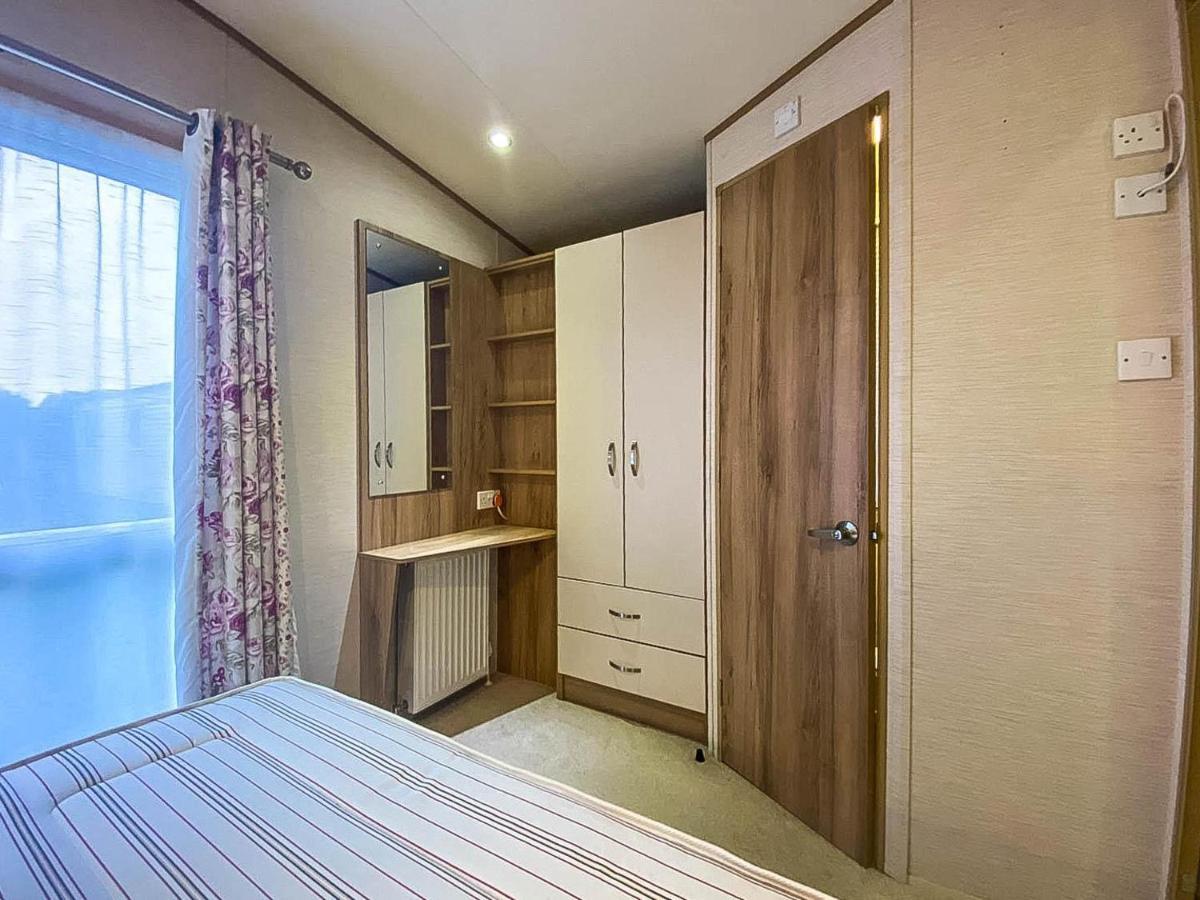 Lovely 6 Berth Caravan With Decking And Wifi In Kent, Ref 47017C Hotel Whitstable Exterior photo