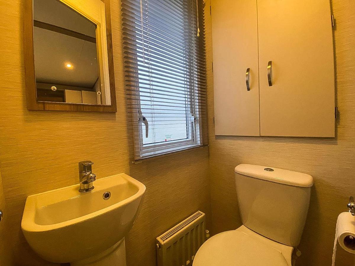 Lovely 6 Berth Caravan With Decking And Wifi In Kent, Ref 47017C Hotel Whitstable Exterior photo