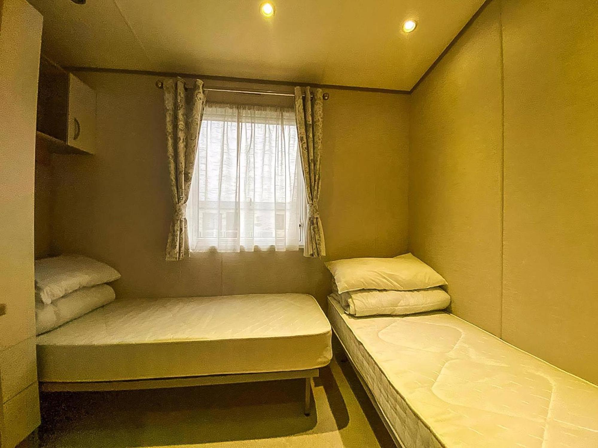 Lovely 6 Berth Caravan With Decking And Wifi In Kent, Ref 47017C Hotel Whitstable Exterior photo