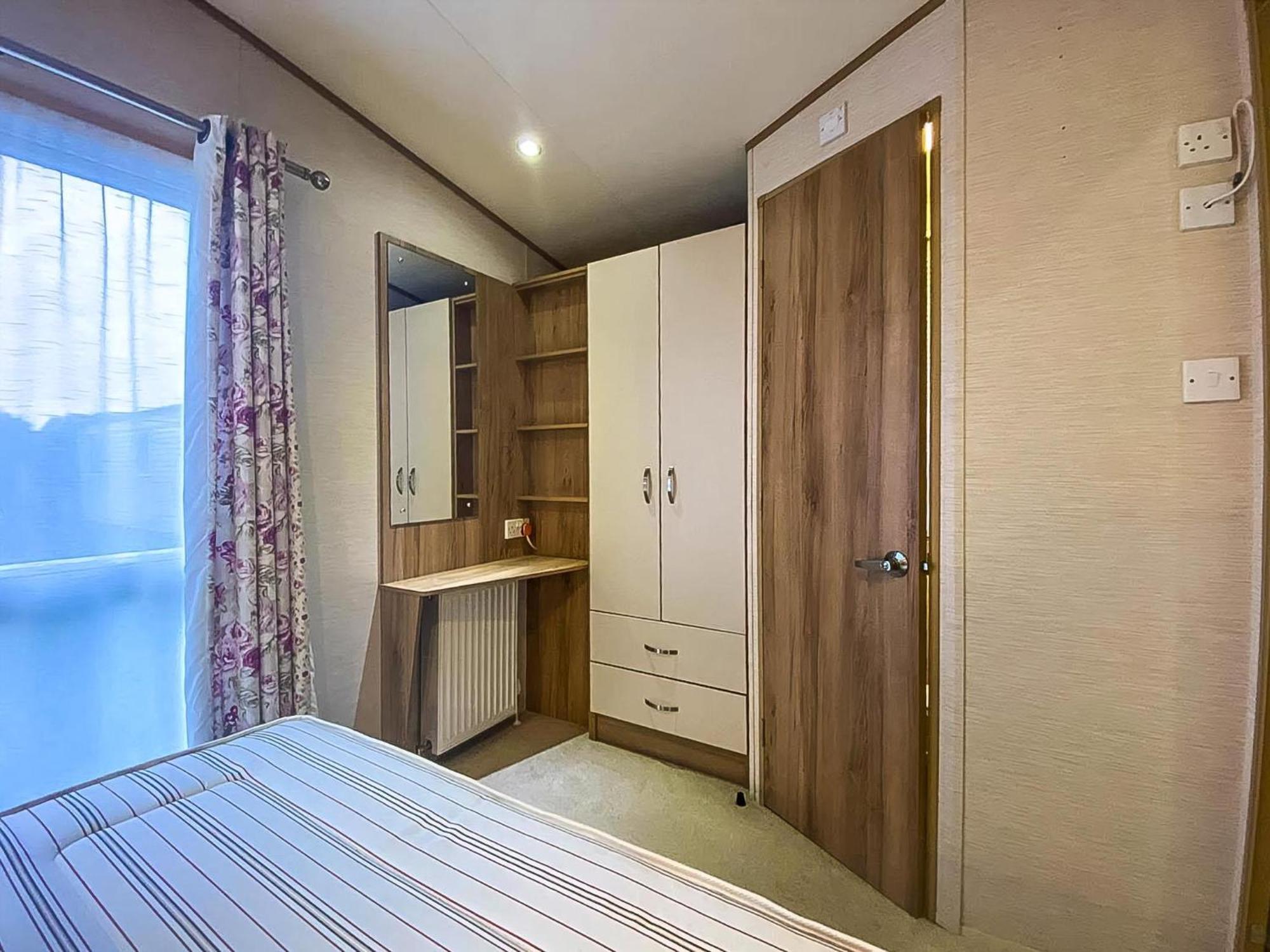 Lovely 6 Berth Caravan With Decking And Wifi In Kent, Ref 47017C Hotel Whitstable Exterior photo