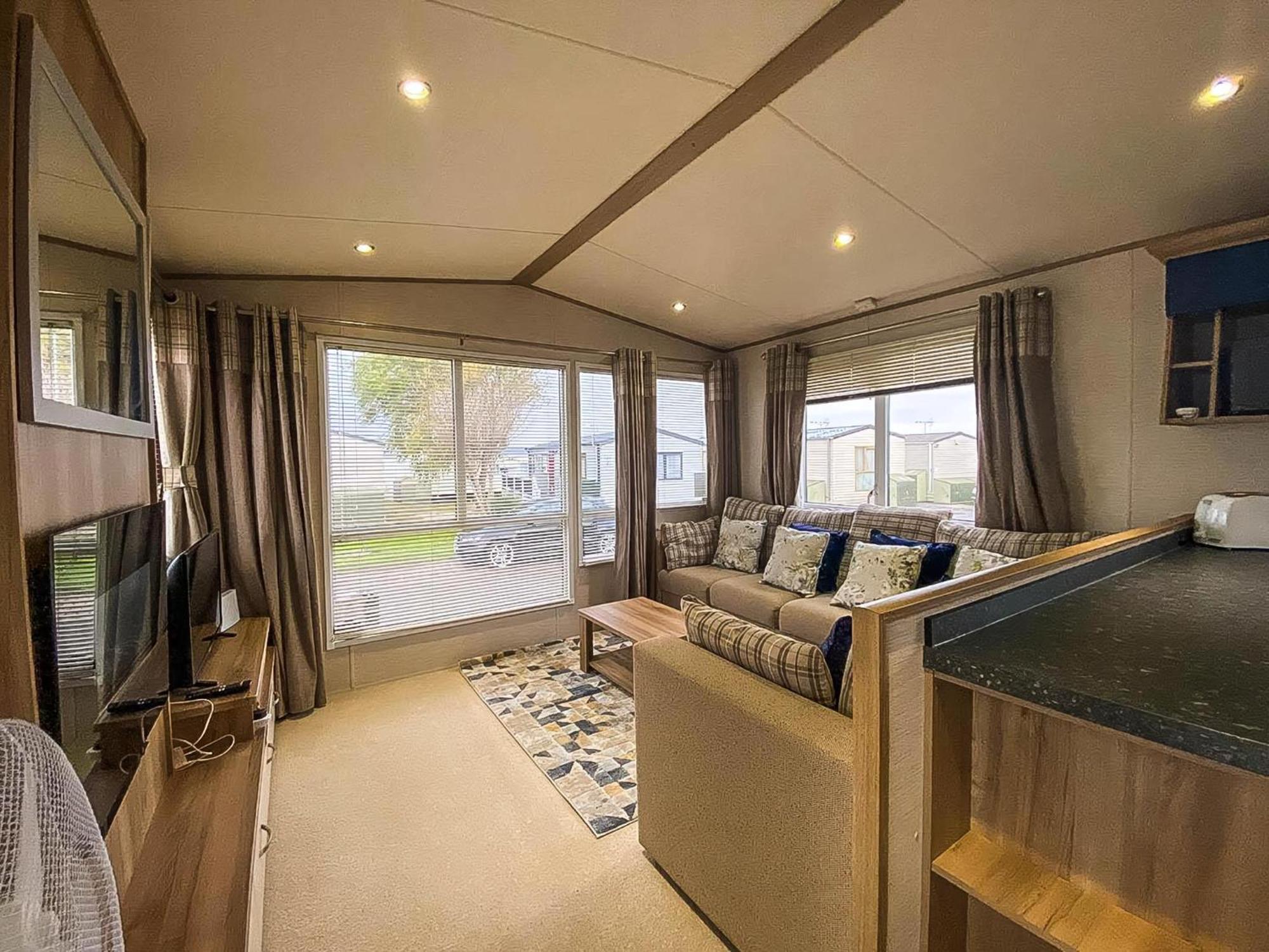 Lovely 6 Berth Caravan With Decking And Wifi In Kent, Ref 47017C Hotel Whitstable Exterior photo