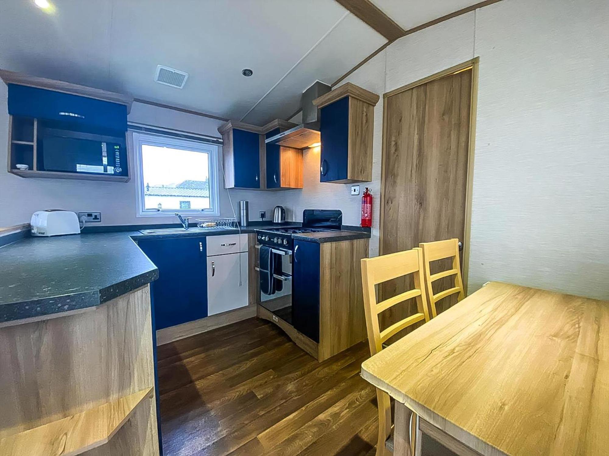 Lovely 6 Berth Caravan With Decking And Wifi In Kent, Ref 47017C Hotel Whitstable Exterior photo