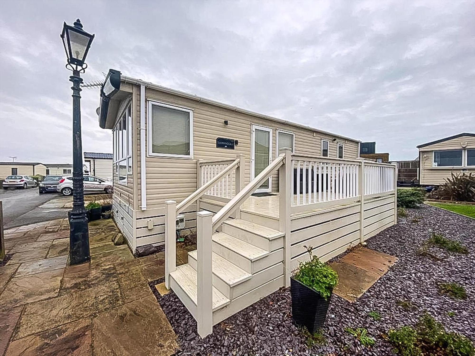 Lovely 6 Berth Caravan With Decking And Wifi In Kent, Ref 47017C Hotel Whitstable Exterior photo