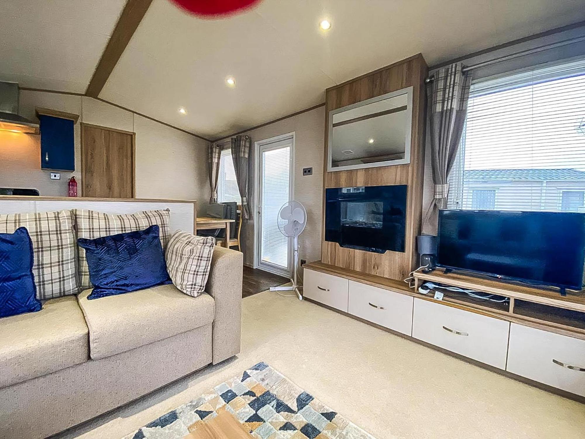 Lovely 6 Berth Caravan With Decking And Wifi In Kent, Ref 47017C Hotel Whitstable Exterior photo
