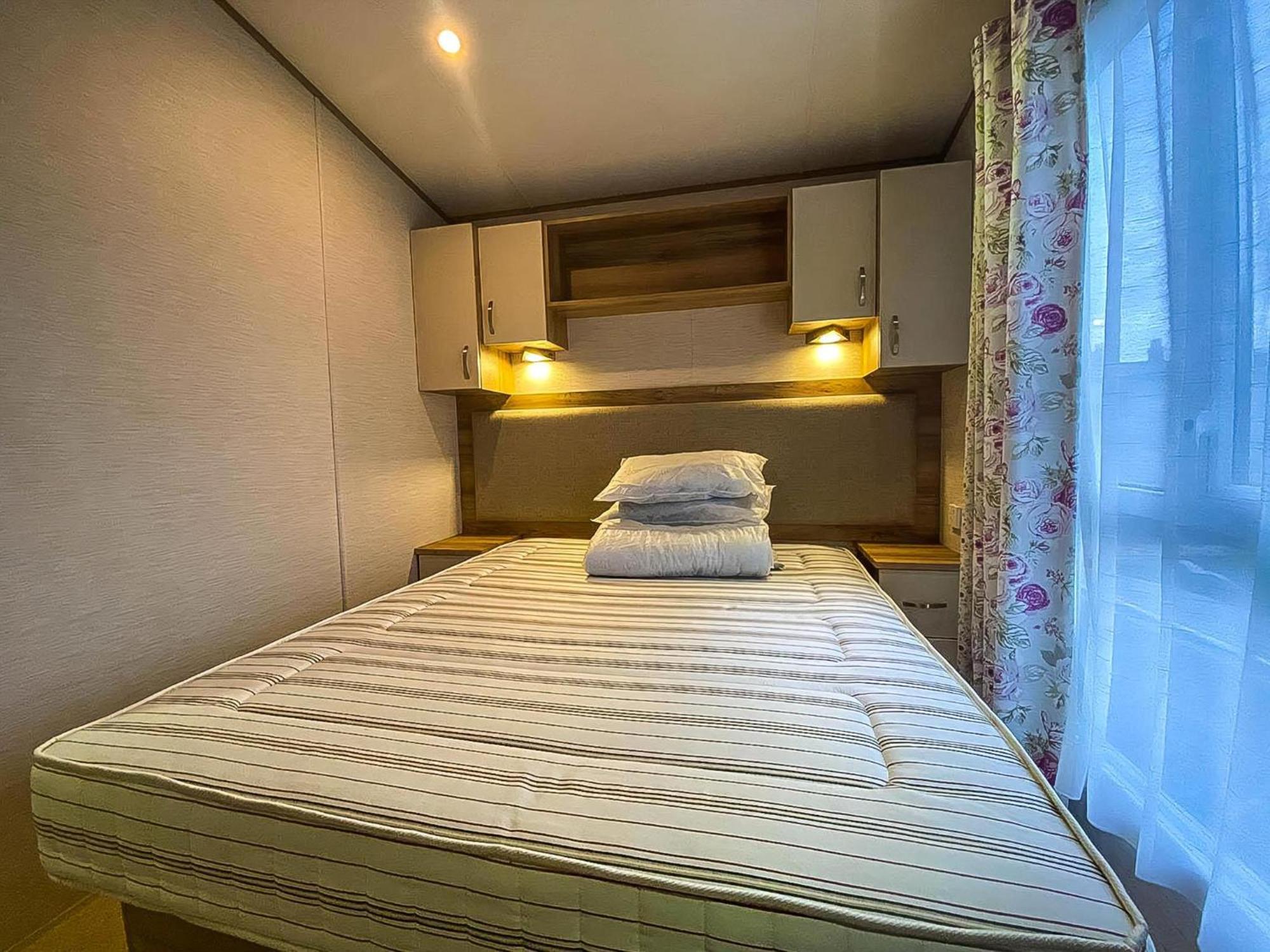 Lovely 6 Berth Caravan With Decking And Wifi In Kent, Ref 47017C Hotel Whitstable Exterior photo