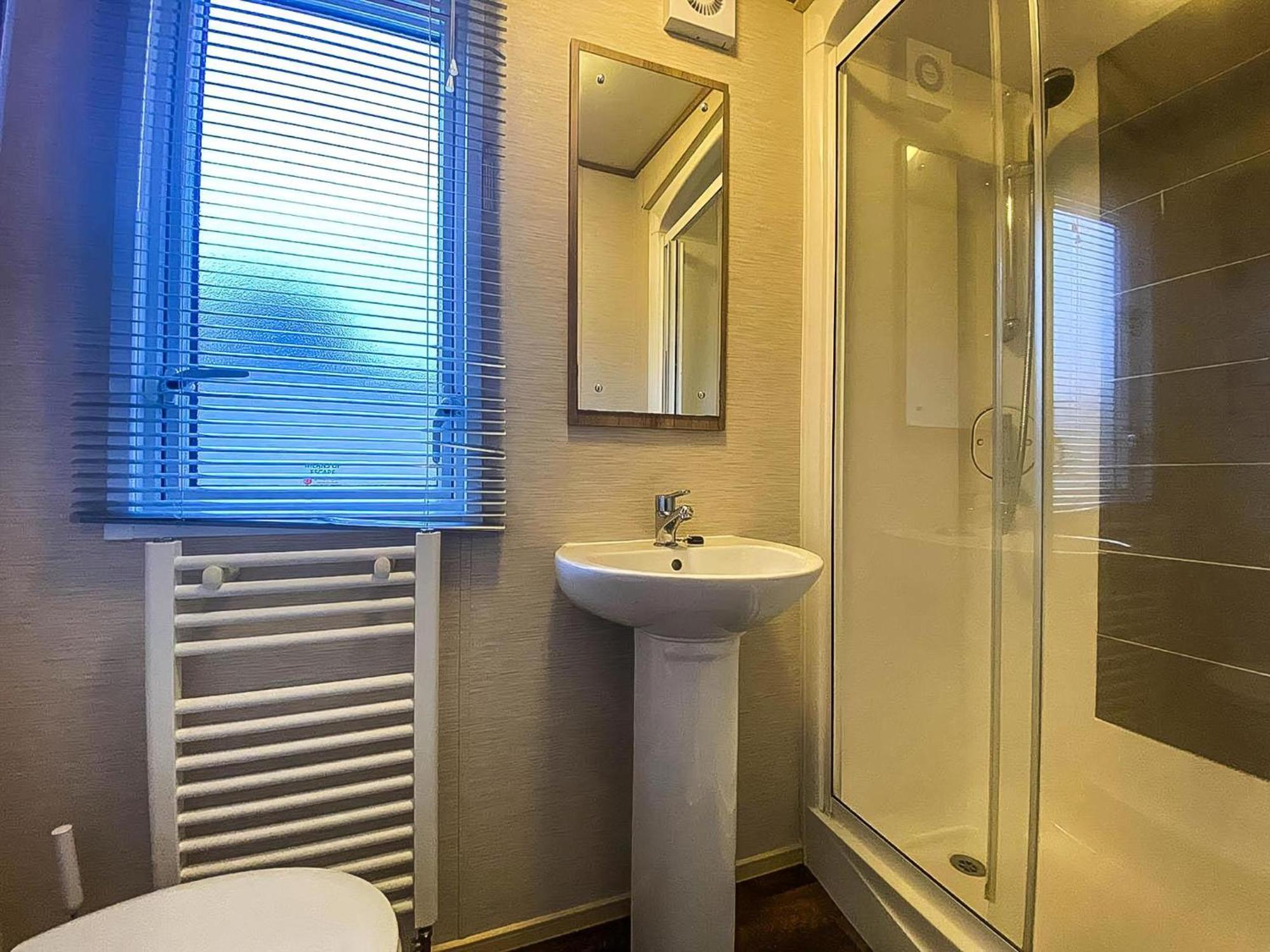 Lovely 6 Berth Caravan With Decking And Wifi In Kent, Ref 47017C Hotel Whitstable Exterior photo