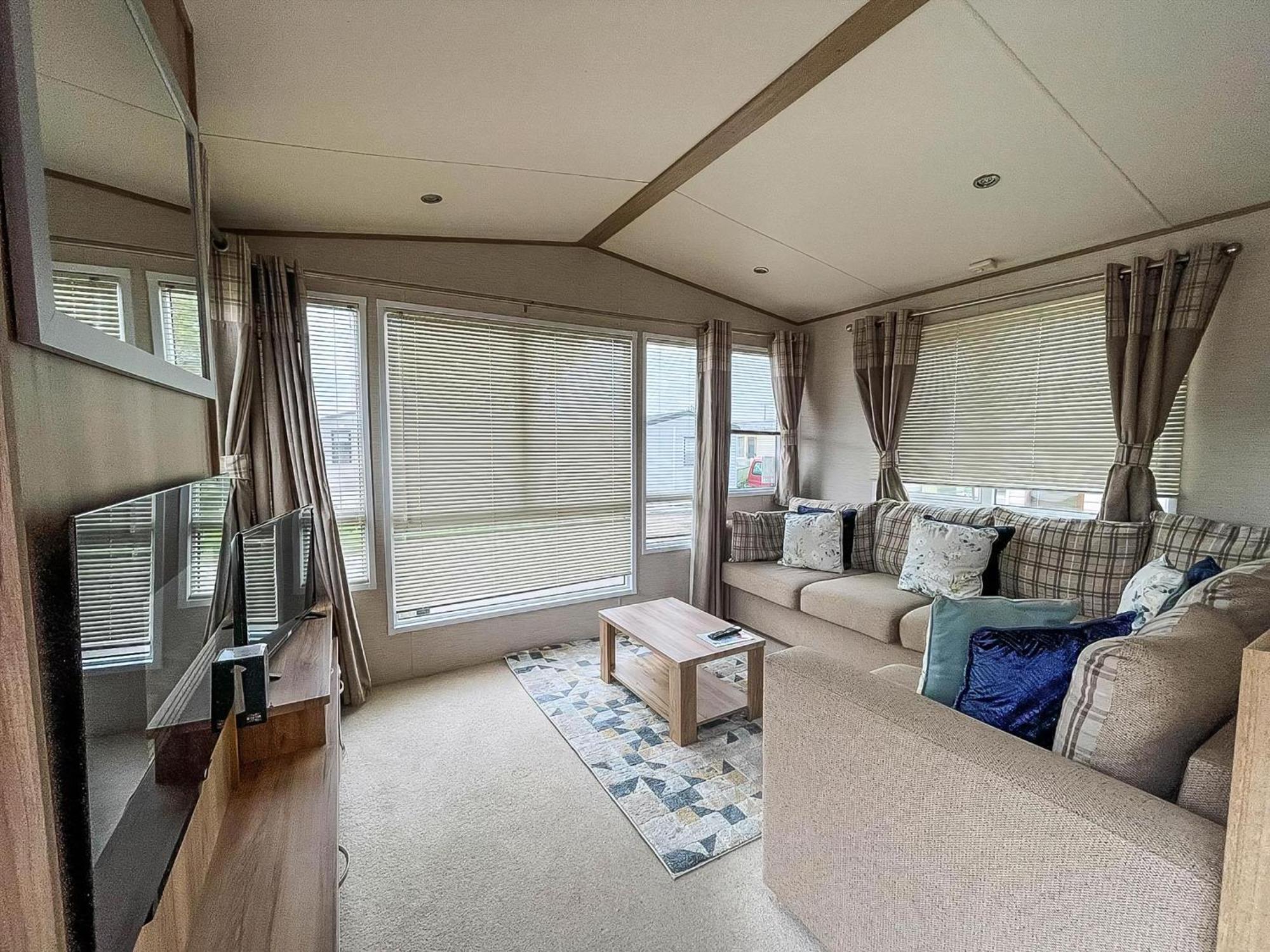Lovely 6 Berth Caravan With Decking And Wifi In Kent, Ref 47017C Hotel Whitstable Exterior photo