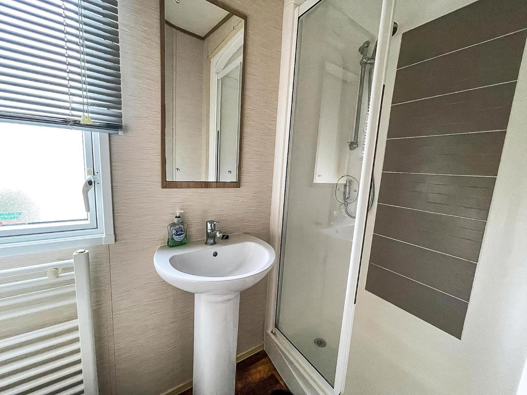 Lovely 6 Berth Caravan With Decking And Wifi In Kent, Ref 47017C Hotel Whitstable Exterior photo