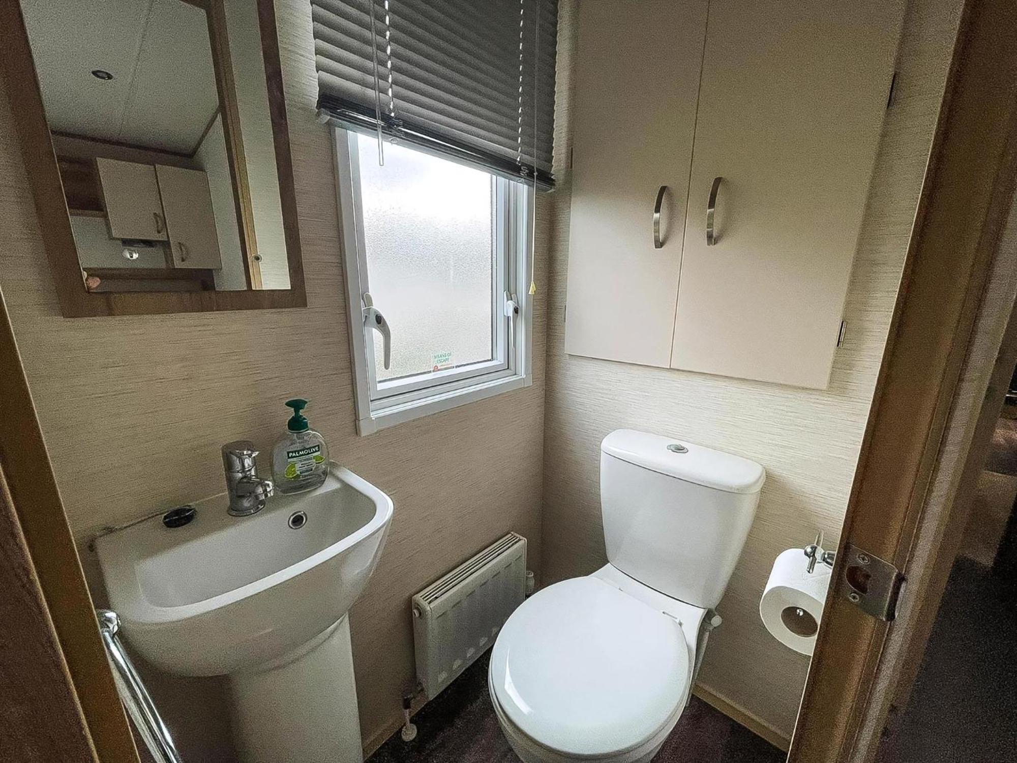 Lovely 6 Berth Caravan With Decking And Wifi In Kent, Ref 47017C Hotel Whitstable Exterior photo