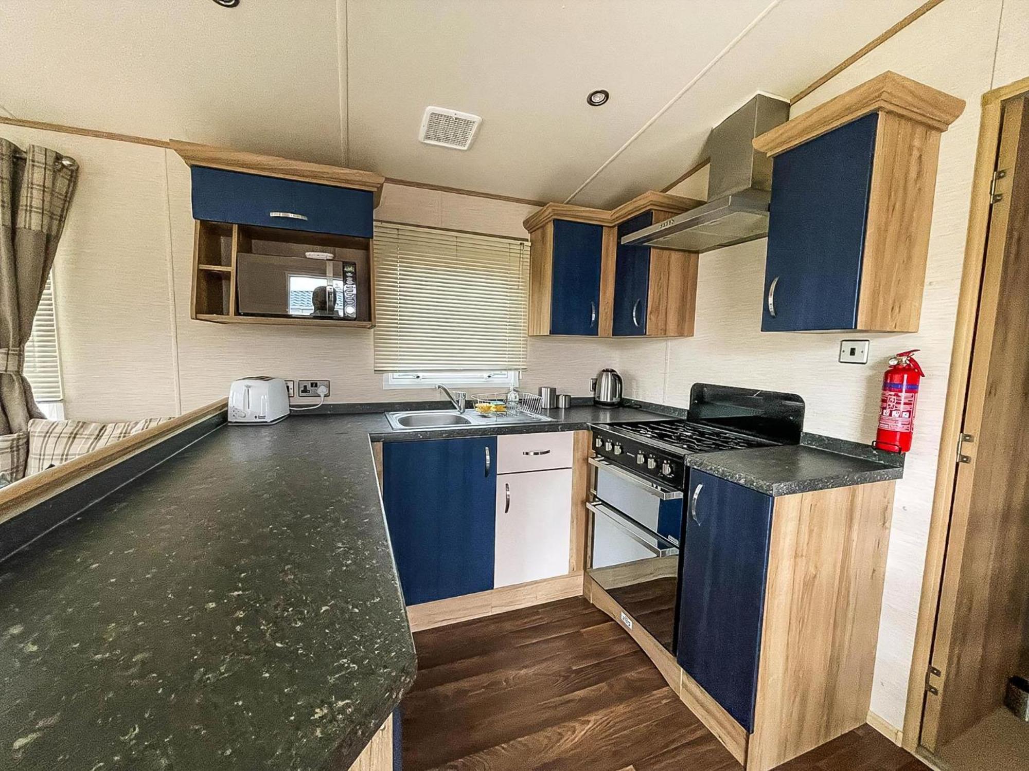 Lovely 6 Berth Caravan With Decking And Wifi In Kent, Ref 47017C Hotel Whitstable Exterior photo